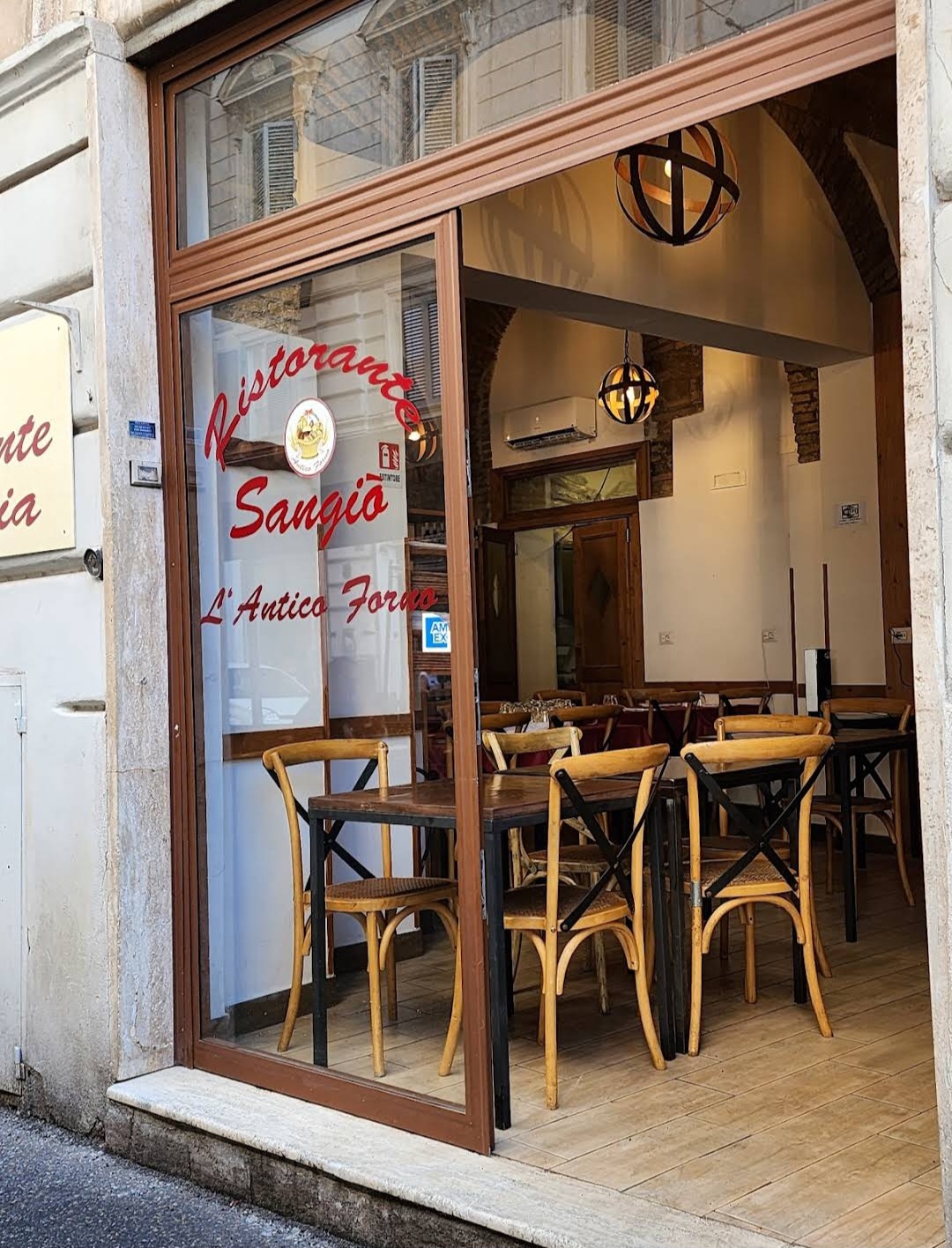 Forno a legna acceso