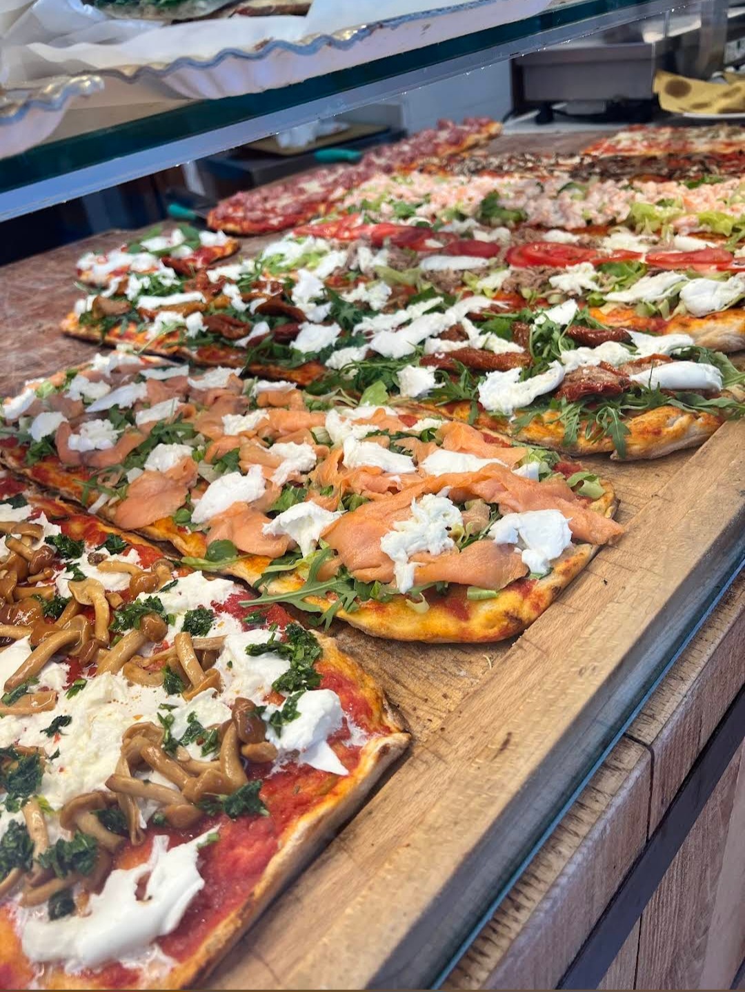 Pizza margherita al forno a legna